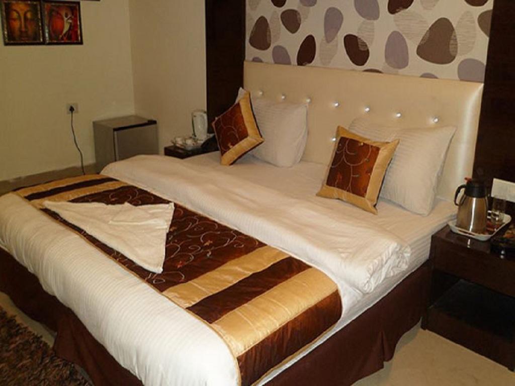 Hotel Parth Palace New Delhi Exterior foto
